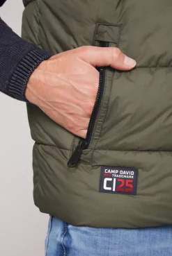 CAMP DAVID & SOCCX Steppweste mit Kapuze und Rücken-Print medium khaki mediumkhaki Outlet